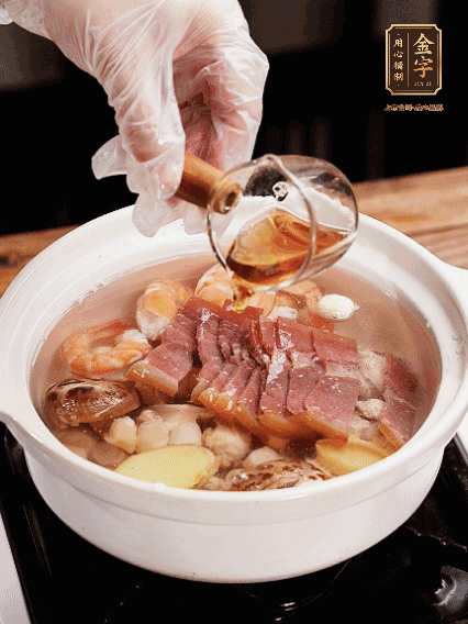 7種食材+帶皮冬瓜塊用砂鍋/電飯煲煮湯功能煮熟，少許鹽、花雕調(diào)味