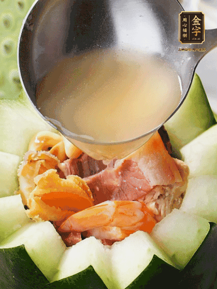 煮好后，盛入冬瓜盅。放入鍋中，可繼續(xù)燉煮，越燉越有味