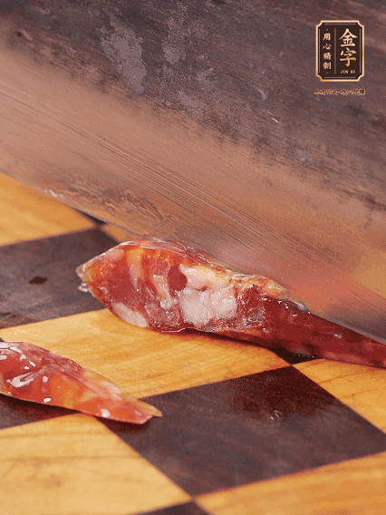 金字金華香腸切片，調(diào)制煲仔飯料汁：生抽2勺+蠔油1勺+1勺芝麻油+半勺糖