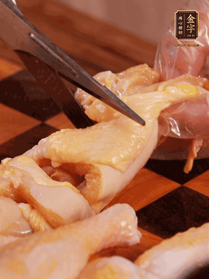 土雞處理干凈，切成大塊，加蔥姜、花雕酒、鹽腌制10分鐘