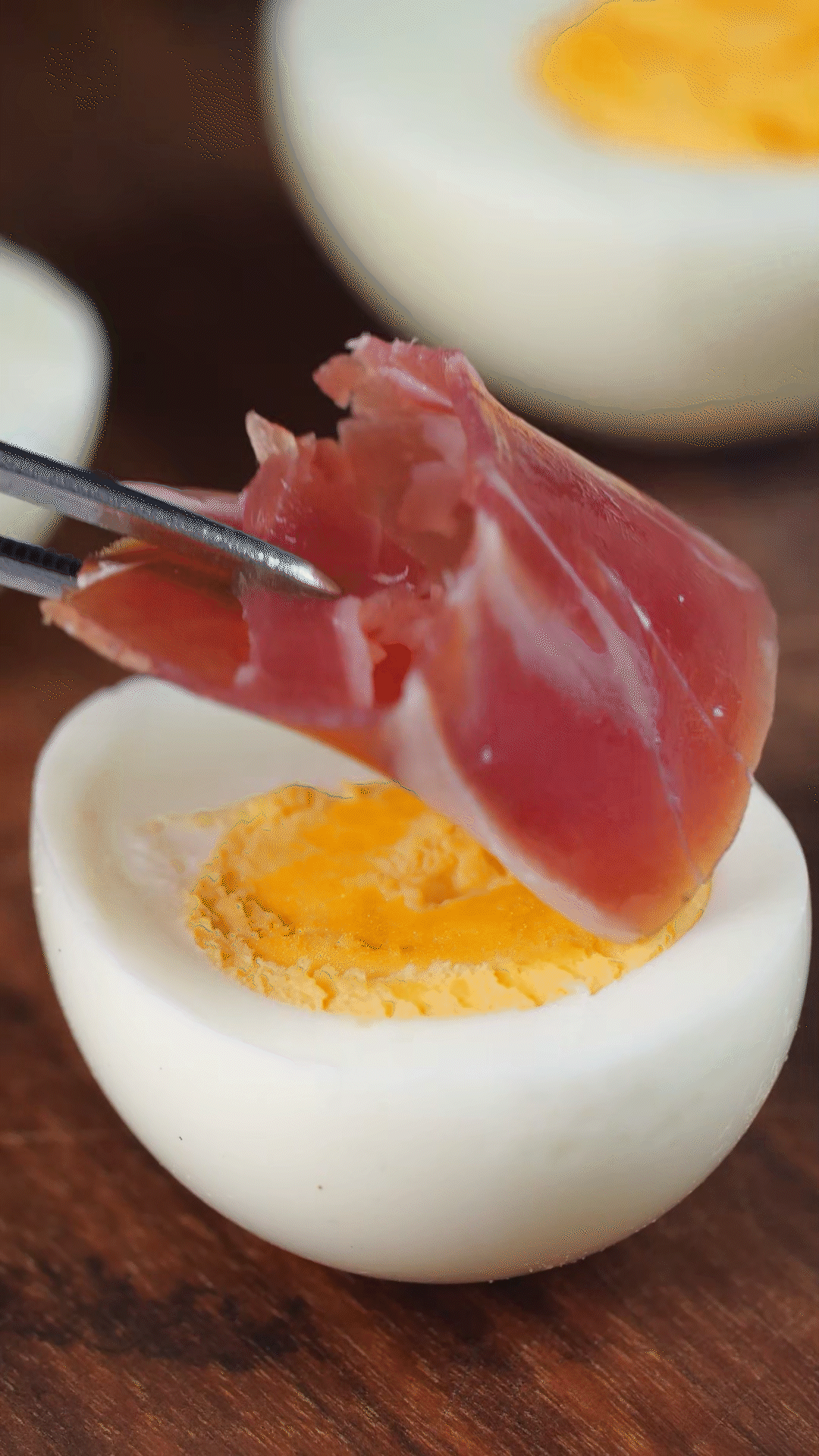 撈出過(guò)冷水，去殼后對(duì)半切開(kāi)