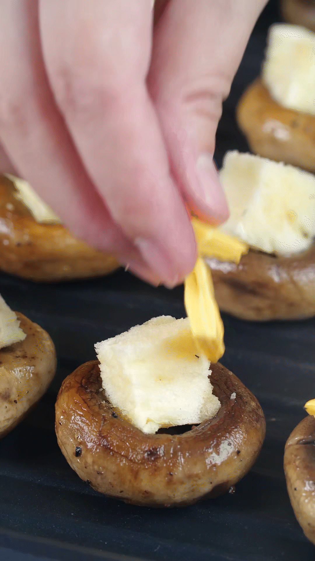 面包切小粒，放入口蘑凹處，蓋上芝士，烤箱180度烤10分鐘