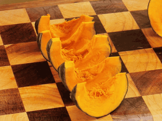 貝貝南瓜去瓤切小塊；干香菇熱水泡發(fā)，切條