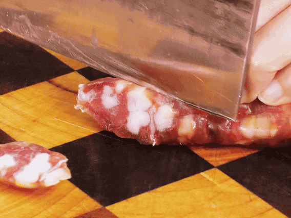 香腸少油煸出香味，下南瓜、板栗、香菇翻炒。2勺生抽、1勺老抽、1勺蠔油、1勺鹽、半勺糖調(diào)味