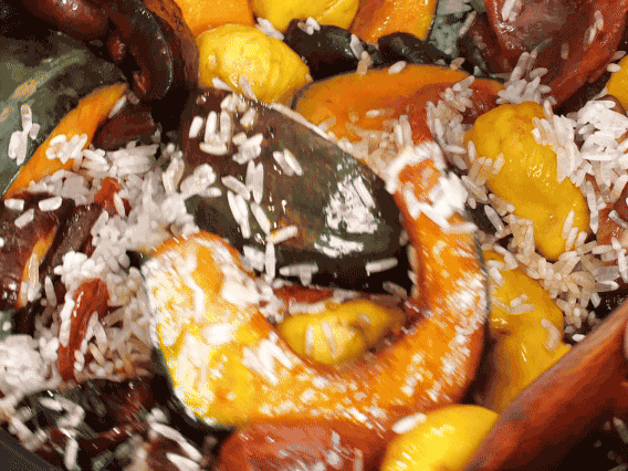 電飯煲正常煮飯模式煮飯。出鍋后撒點(diǎn)蔥花