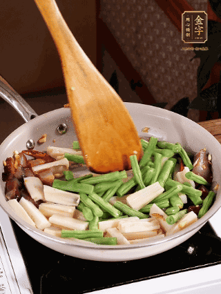 加少許生抽、蠔油、料酒、雞精調(diào)味，少許清水燜2分鐘，炒至豆角皺皮即可