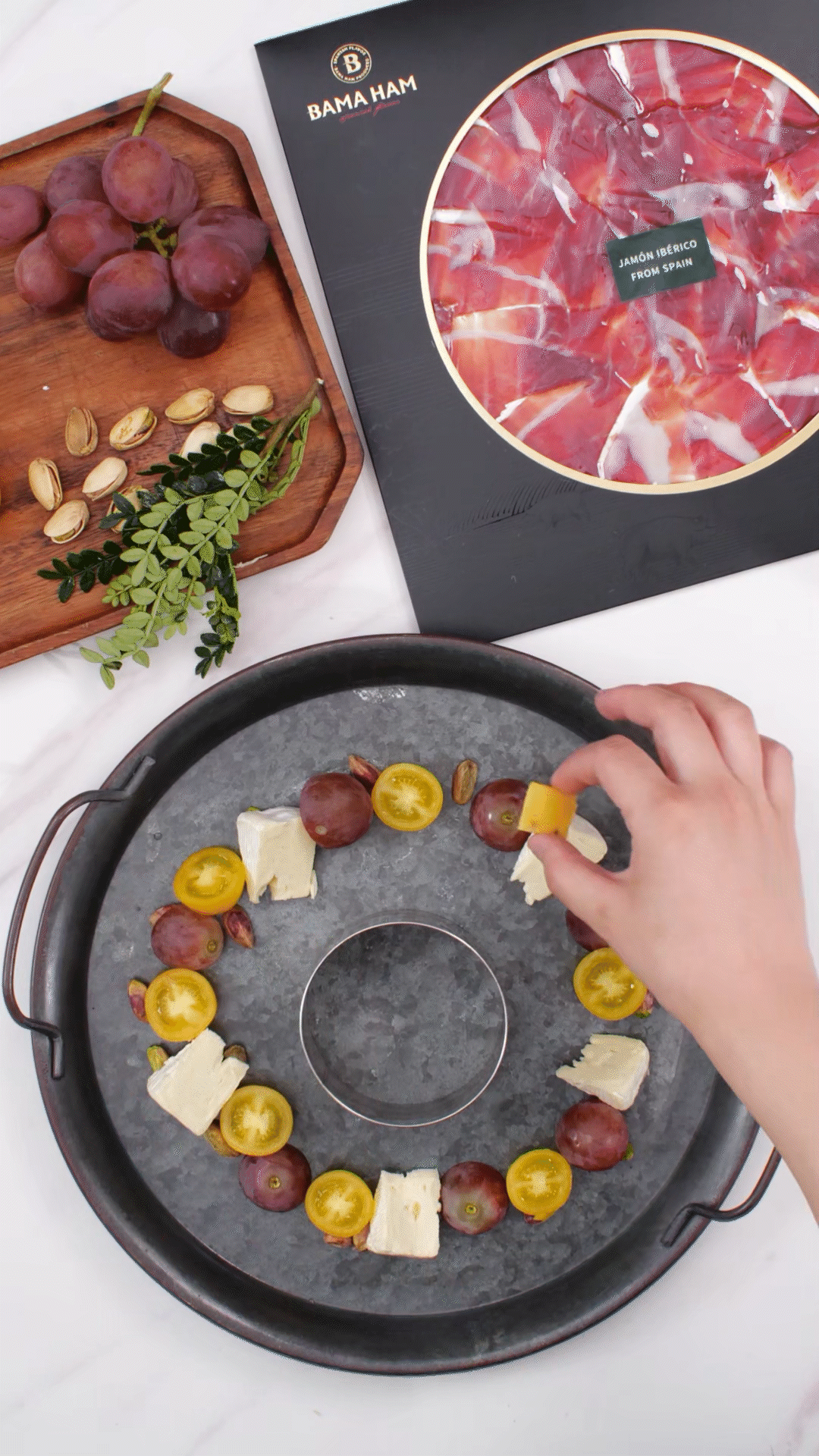 準備一個大盤子，中間放上模具（或是一個空碗）預留空位，沿著磨具把食材擺盤成花環(huán)裝