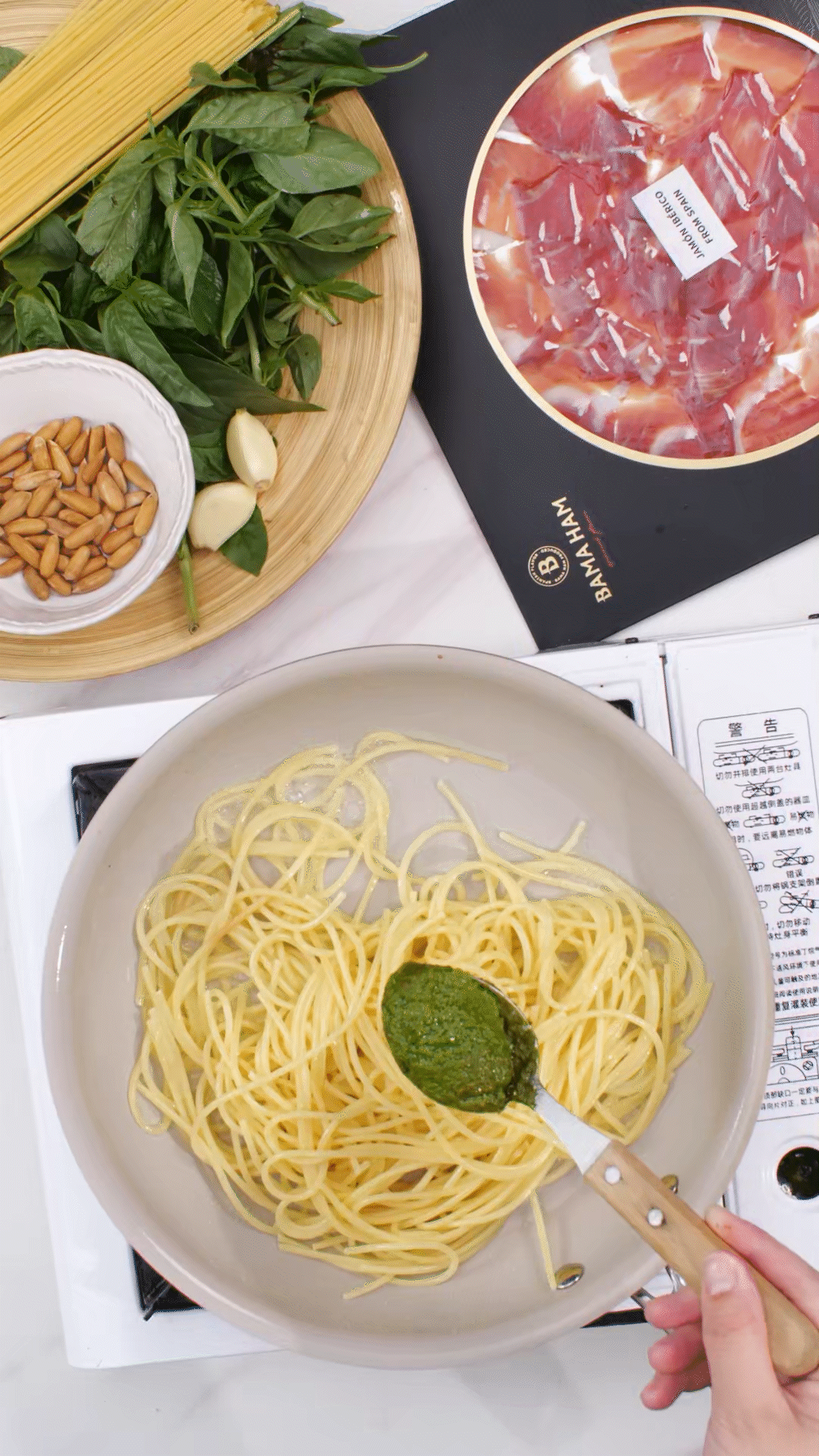 鍋中加入橄欖油，放入意面和青醬攪拌均勻裝盤
