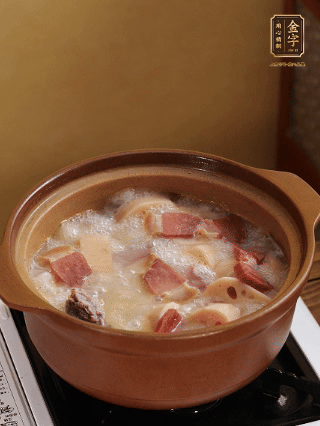 豬油潤鍋，豬骨、姜片煸出油脂香，再依次下開水、蓮藕、火腿，大火燒開