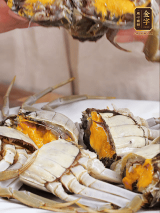 大閘蟹處理干凈，一切兩半。