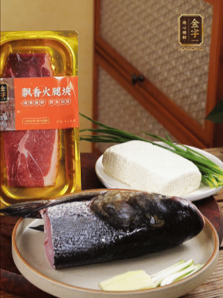 花鰱魚頭處理干凈（刮黑膜、除貼骨血、拔魚牙、剪魚鰭、刮凈魚肉表面雜質(zhì)），從中間劈開成兩半，擦干水分