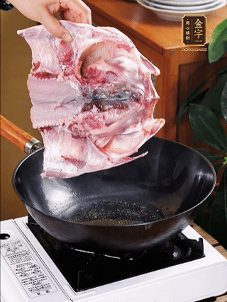 鍋里油燒熱（一半豬油、一半玉米油），放入魚頭，把魚頭煎至少兩面金黃