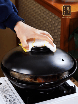 大火燒開，大火煮10~15分鐘。放入切好的豆腐，再煮5分鐘