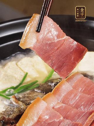 加入一丟丟鹽，撒點胡椒粉，蔥段點綴