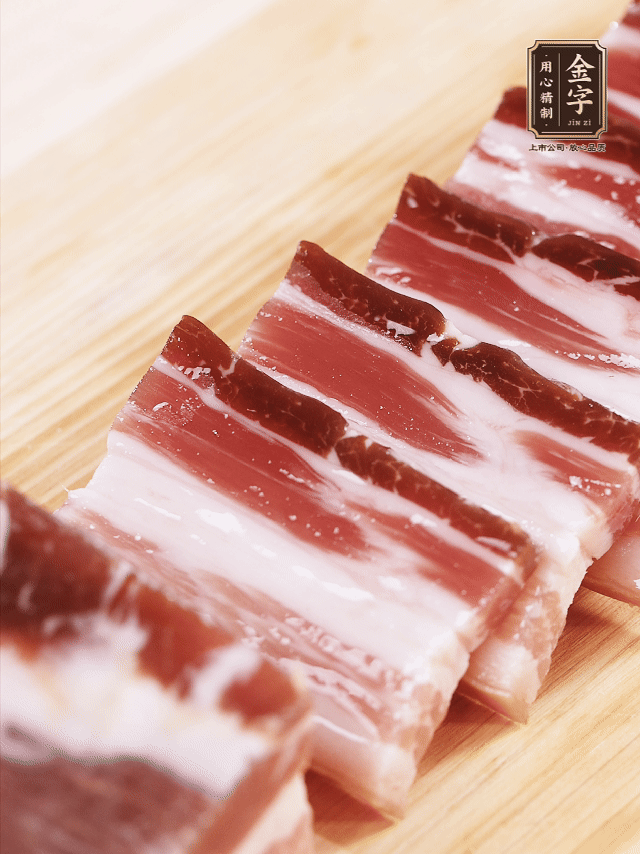 金字淡咸肉切厚片；金字淡咸肉、仔排加蔥姜、料酒焯水3分鐘，溫水洗凈。